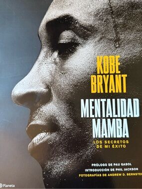 Kobe Bryant Mentalidad Mamba - Spanish Edition (Black/Cream)